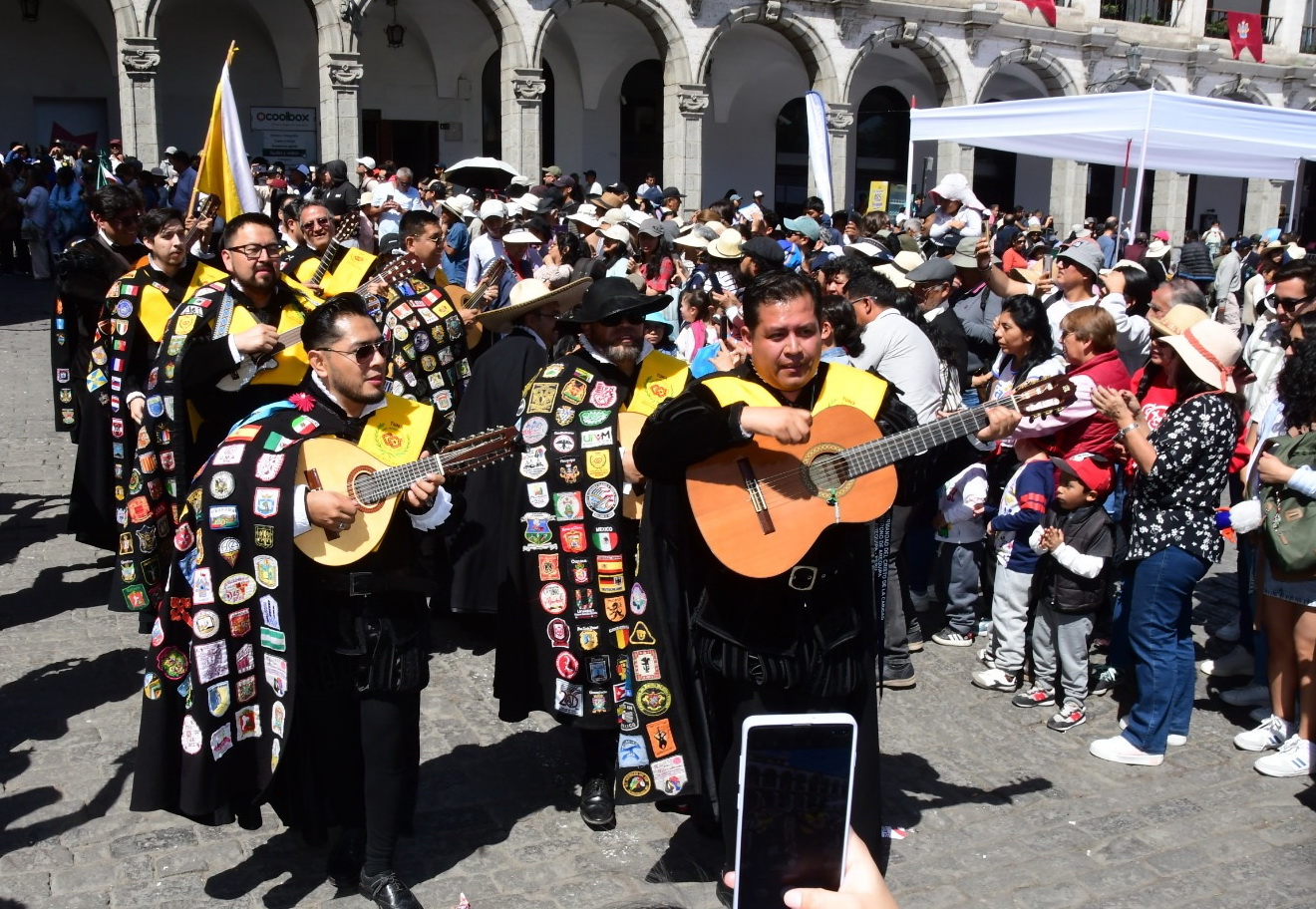 Tunas nacionales e internacionales saludan por aniversario de Arequipa