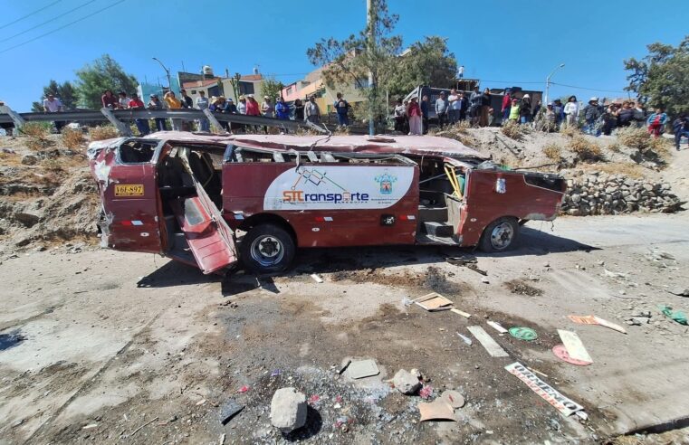 Bus del SIT se despista y vuelca sobre vivienda en Paucarpata