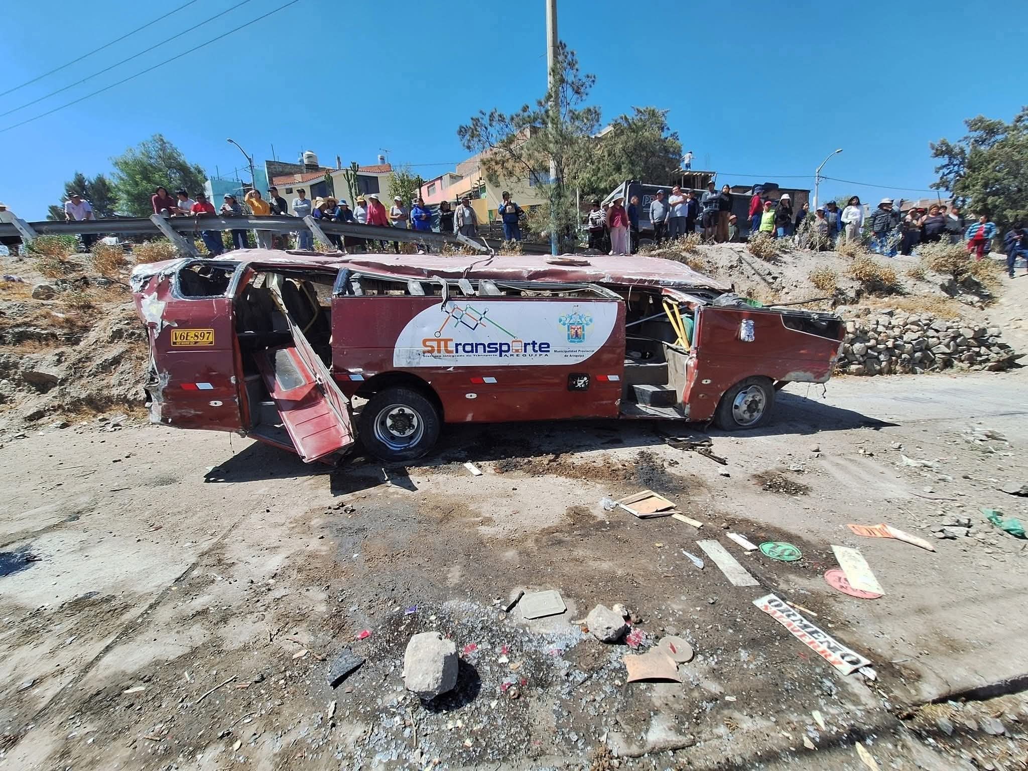 Bus del SIT se despista y vuelca sobre vivienda en Paucarpata