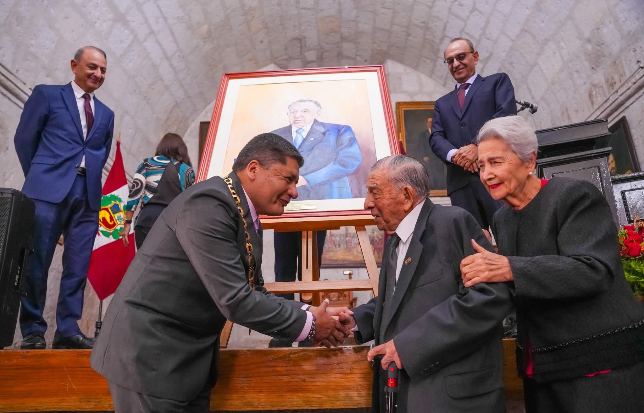 Reconocen como arequipeño ilustre a Everardo Zapata Santillana, creador de Coquito