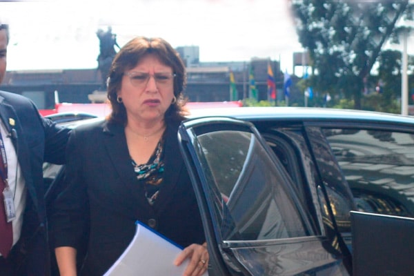 Policía entra en Fiscalía por desacato de Delia Espinoza