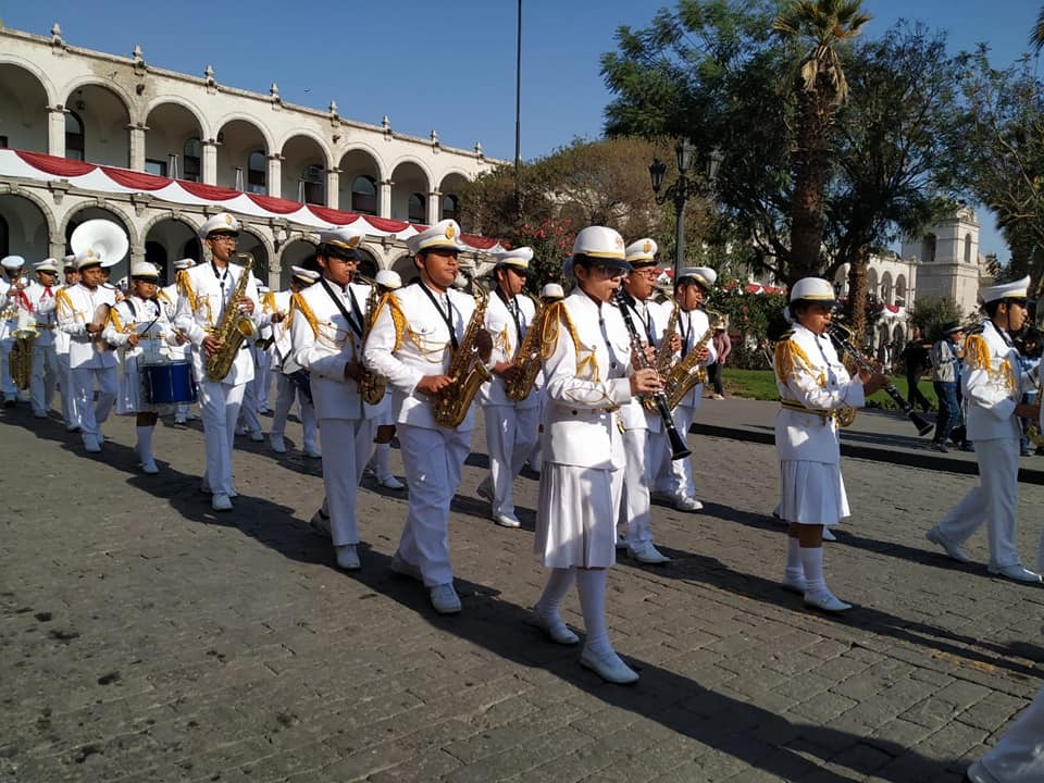 Escolares rinden homenaje a la ciudad de Arequipa con música