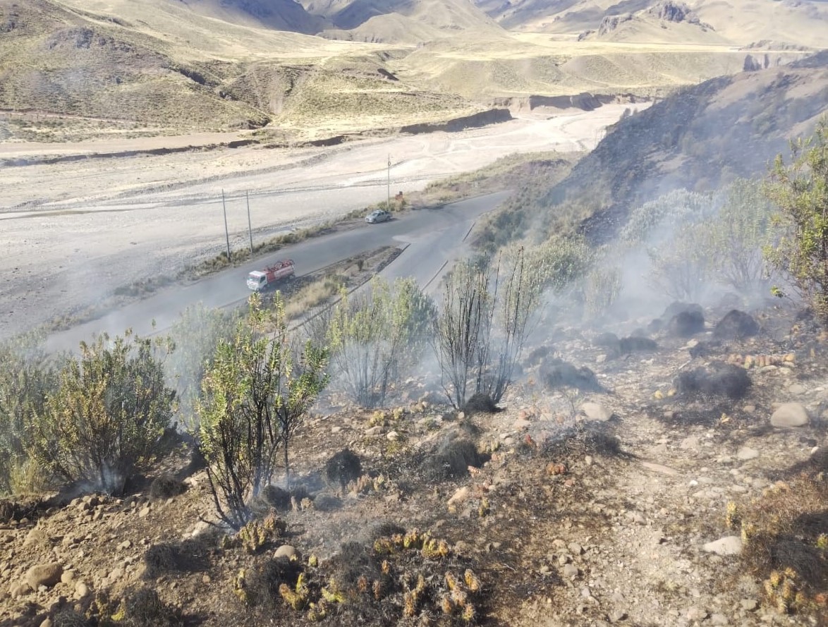 Controlan incendio forestal en distrito de Ichupampa