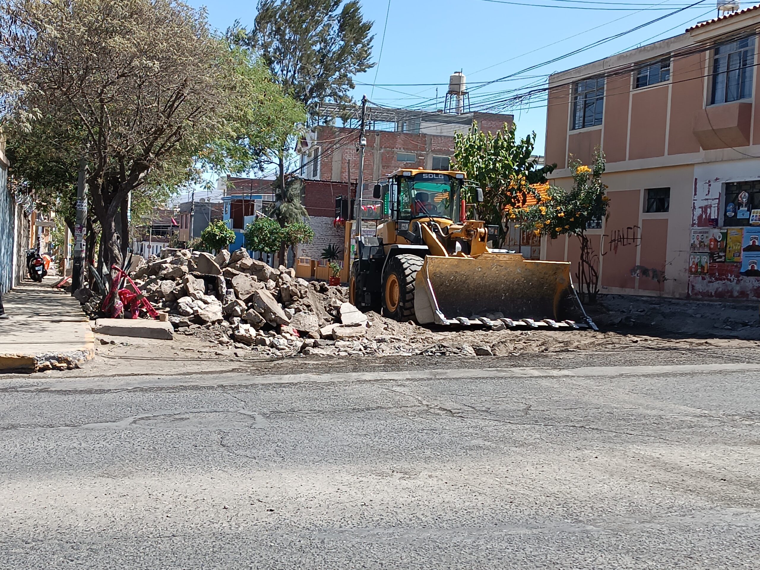 Vecinos de Miraflores exigen celeridad en obras viales por ruidos y destrozos