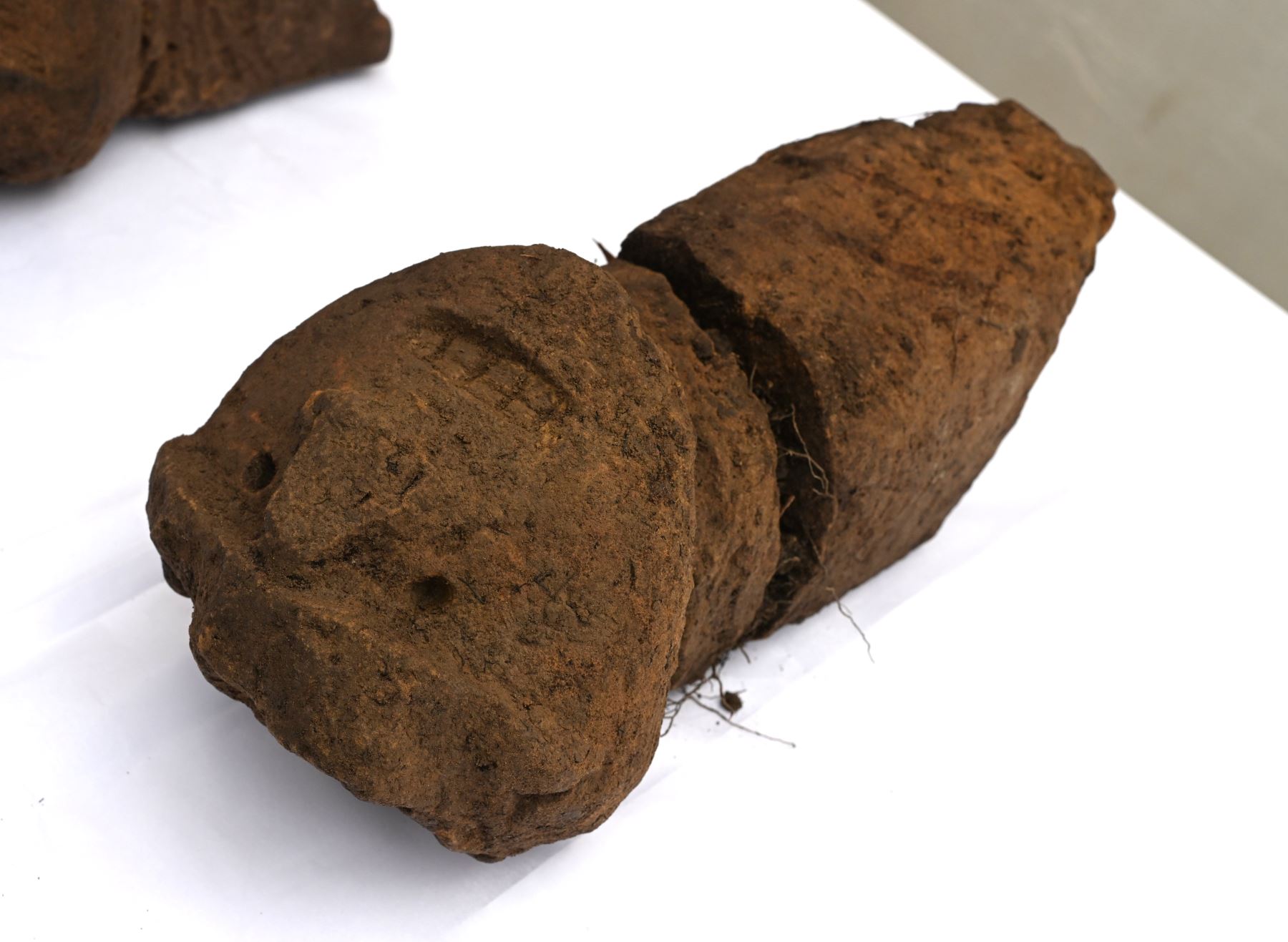 Dos cabezas clavas de Ollape fueron halladas en su contexto original