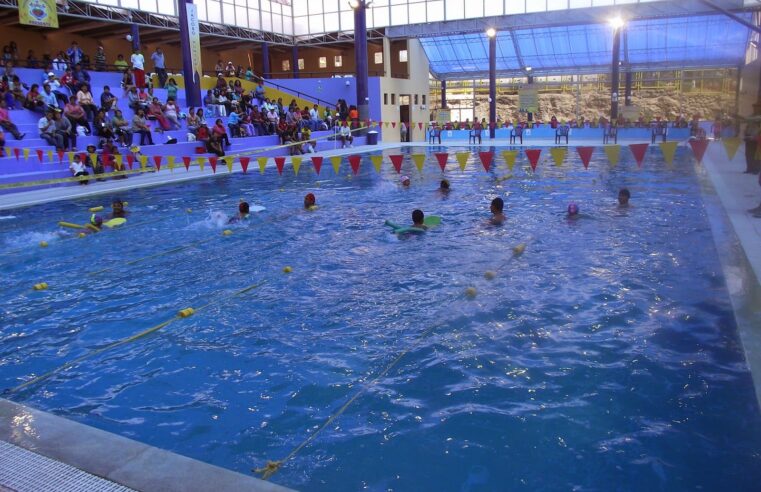 Natación artística en la inauguración de piscina