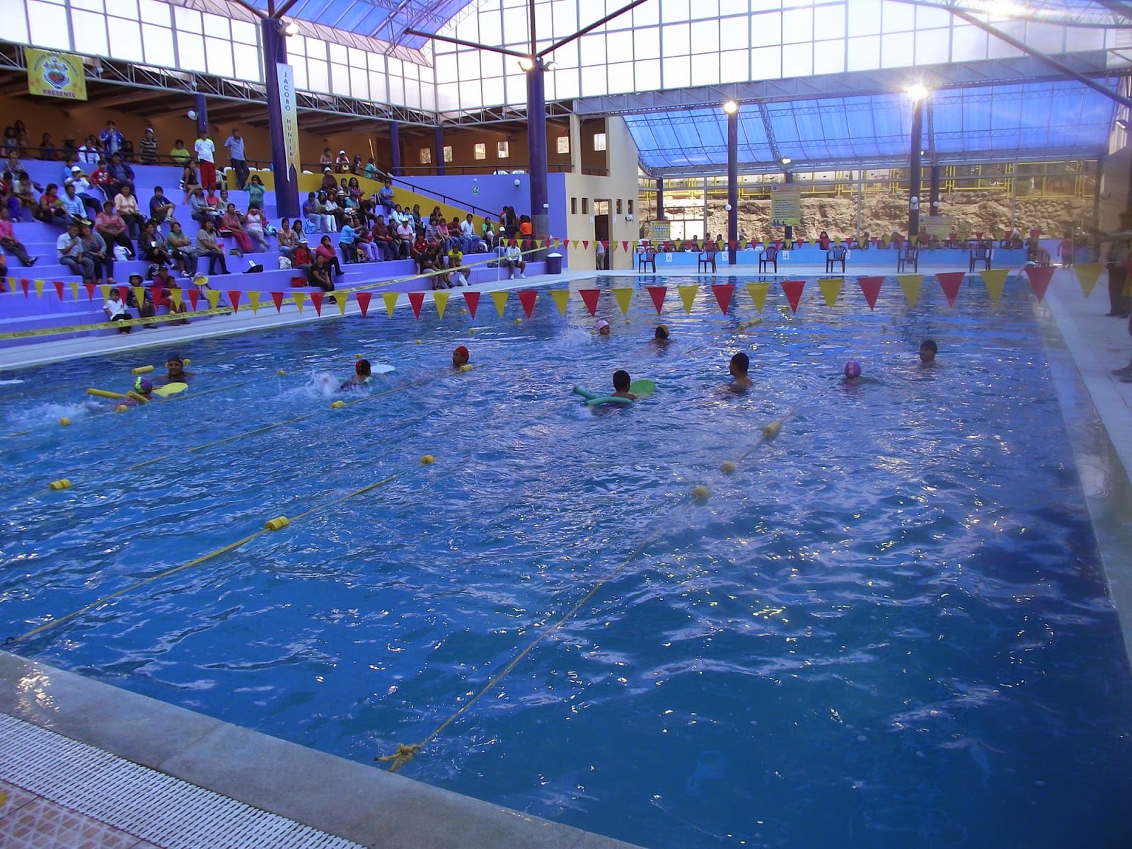 Natación artística en la inauguración de piscina
