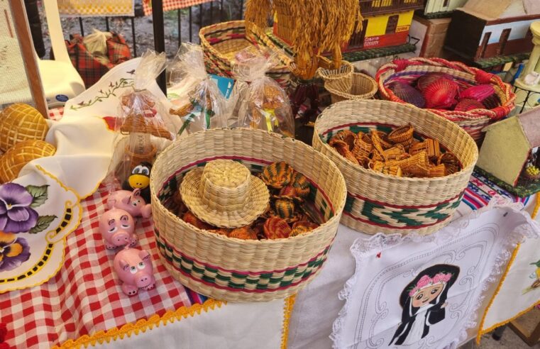 Artesanos camanejos presentan su arte en Fundo el Fierro