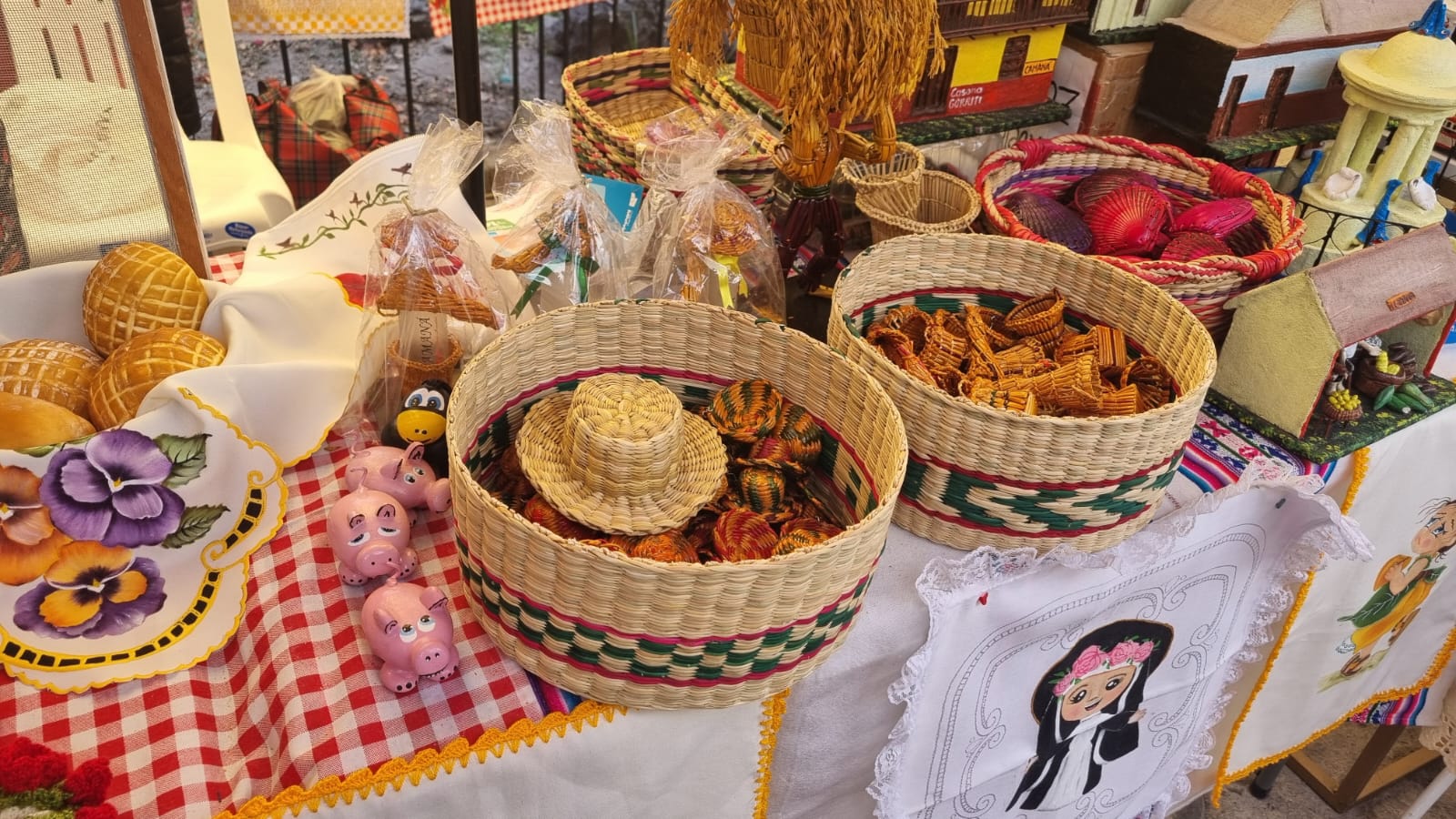 Artesanos camanejos presentan su arte en Fundo el Fierro