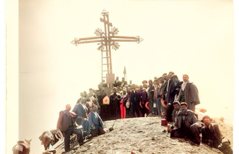 ¿Cómo se colocó la cruz del Misti?