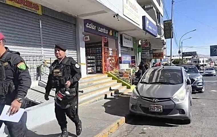 Delincuentes roban más de 70 mil dólares de casa de cambio