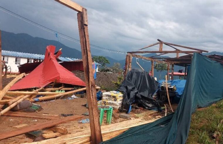 Vientos huracanados deja sin techo a colegios y viviendas
