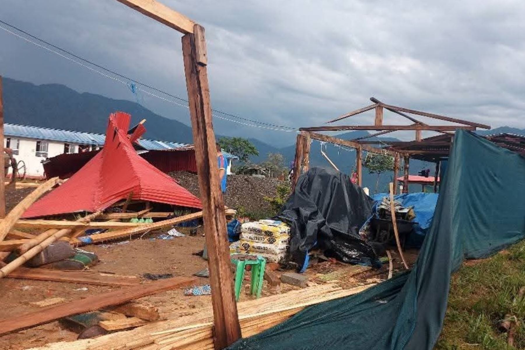 Vientos huracanados deja sin techo a colegios y viviendas