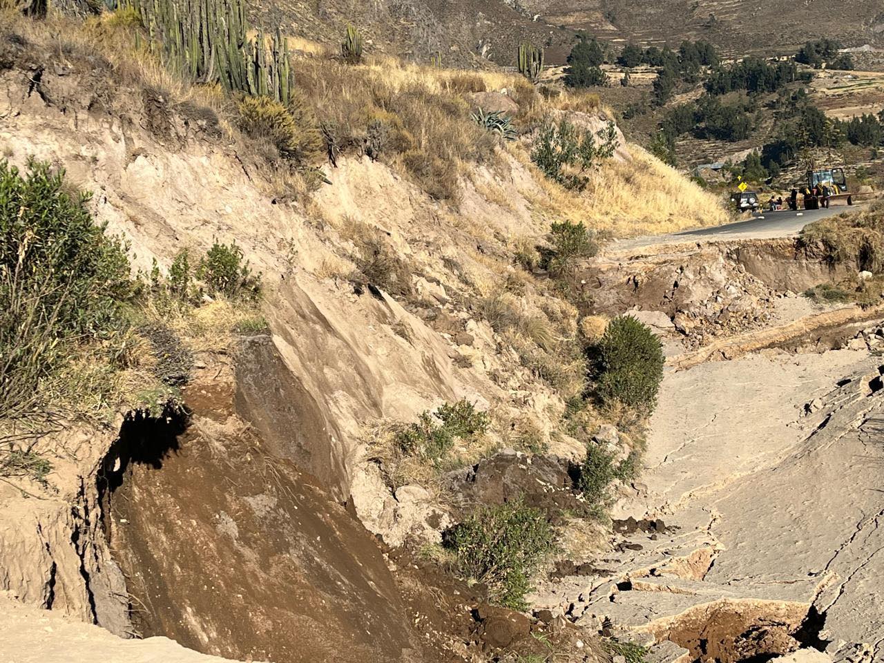 Piden habilitar camino provisional tras hundimiento en carretera de Caylloma