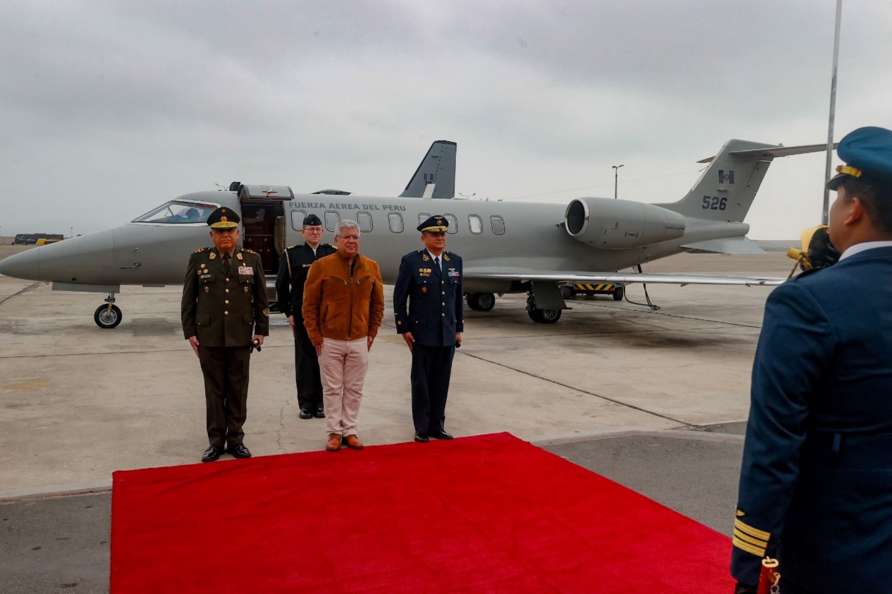 Ministro de Defensa viaja a Bolivia para actos por su bicentenario