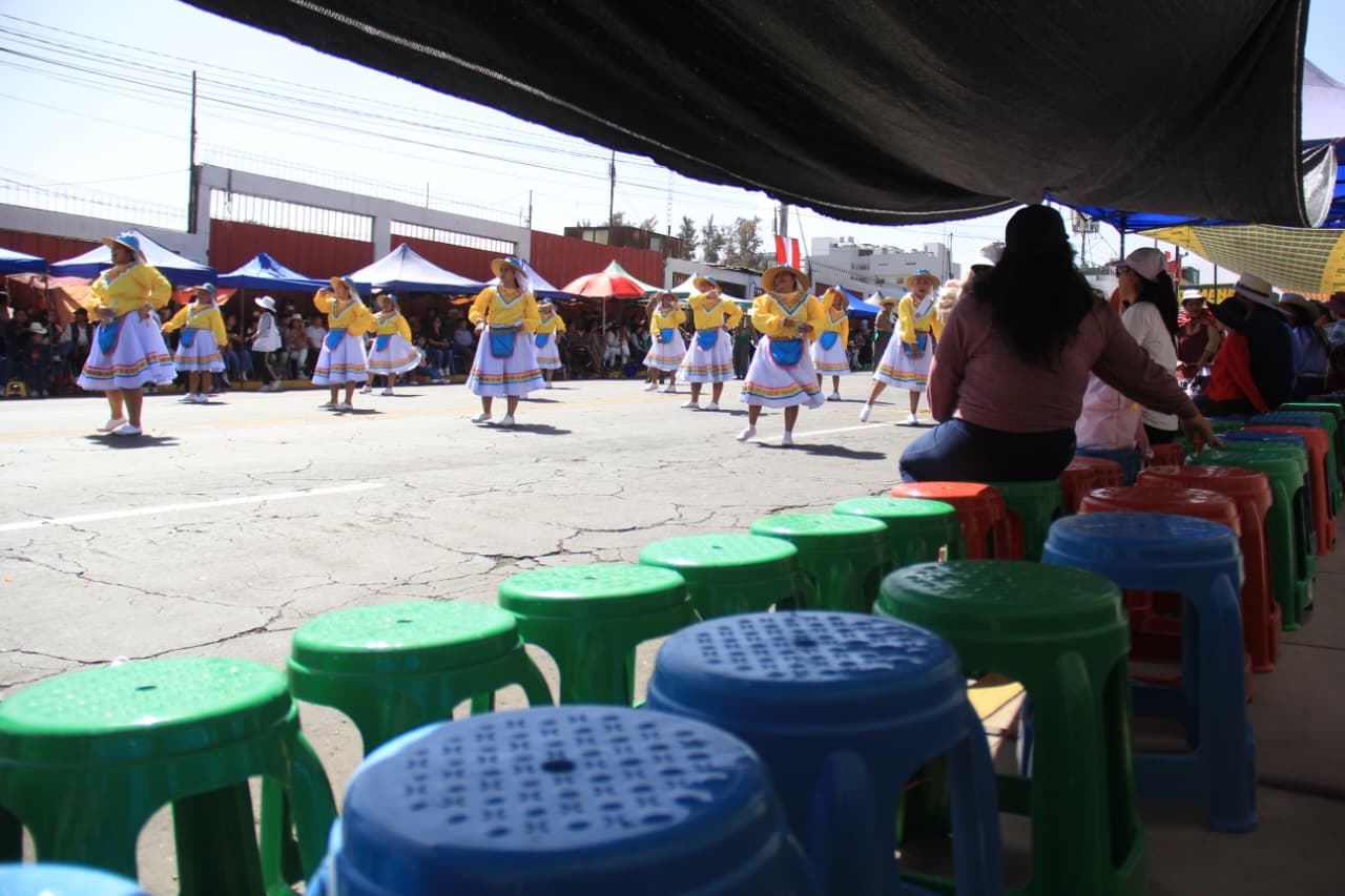 Venta de sillas y tráfico vehicular generaron malestar en pasacalle regional