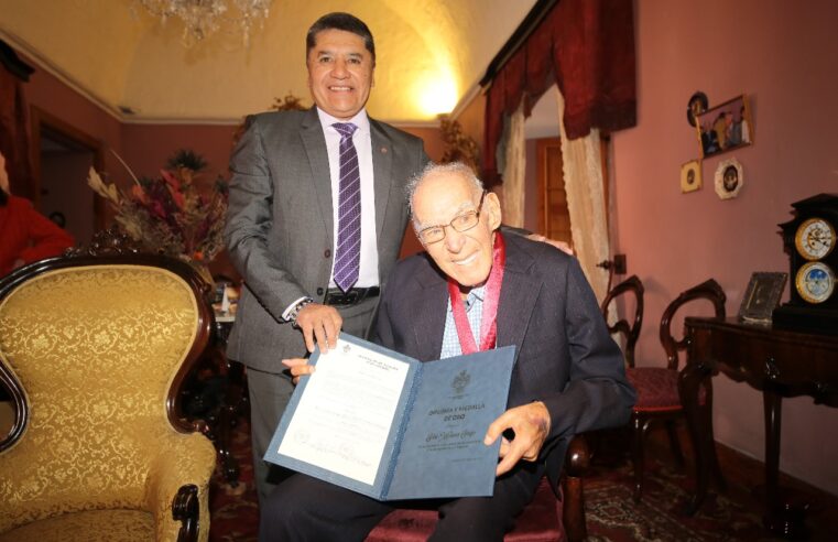 El primero en recibir la Medalla de Oro de la ciudad fue don Carlos Meneses