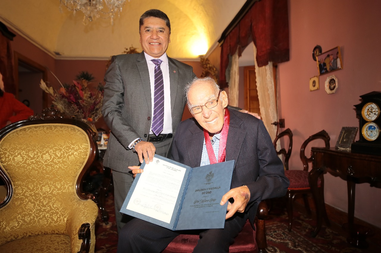 El primero en recibir la Medalla de Oro de la ciudad fue don Carlos Meneses