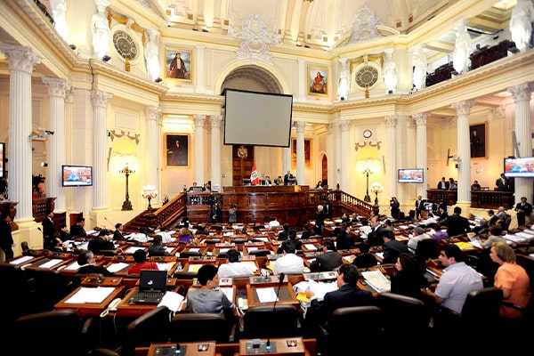 Congreso que se va deja una deuda con el país