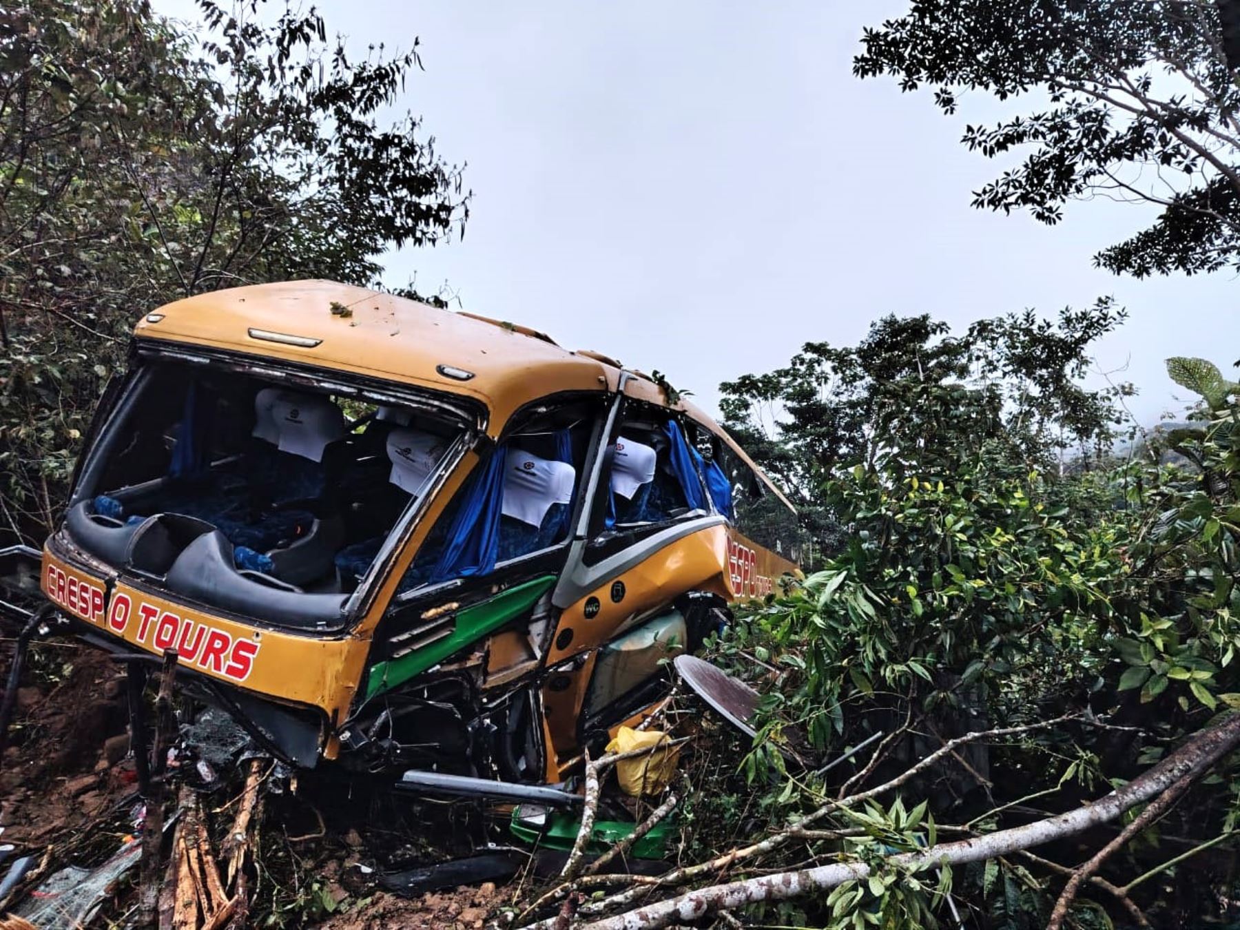 Tres pasajeros fallecen y 30 heridos deja despiste de bus en Interoceánica