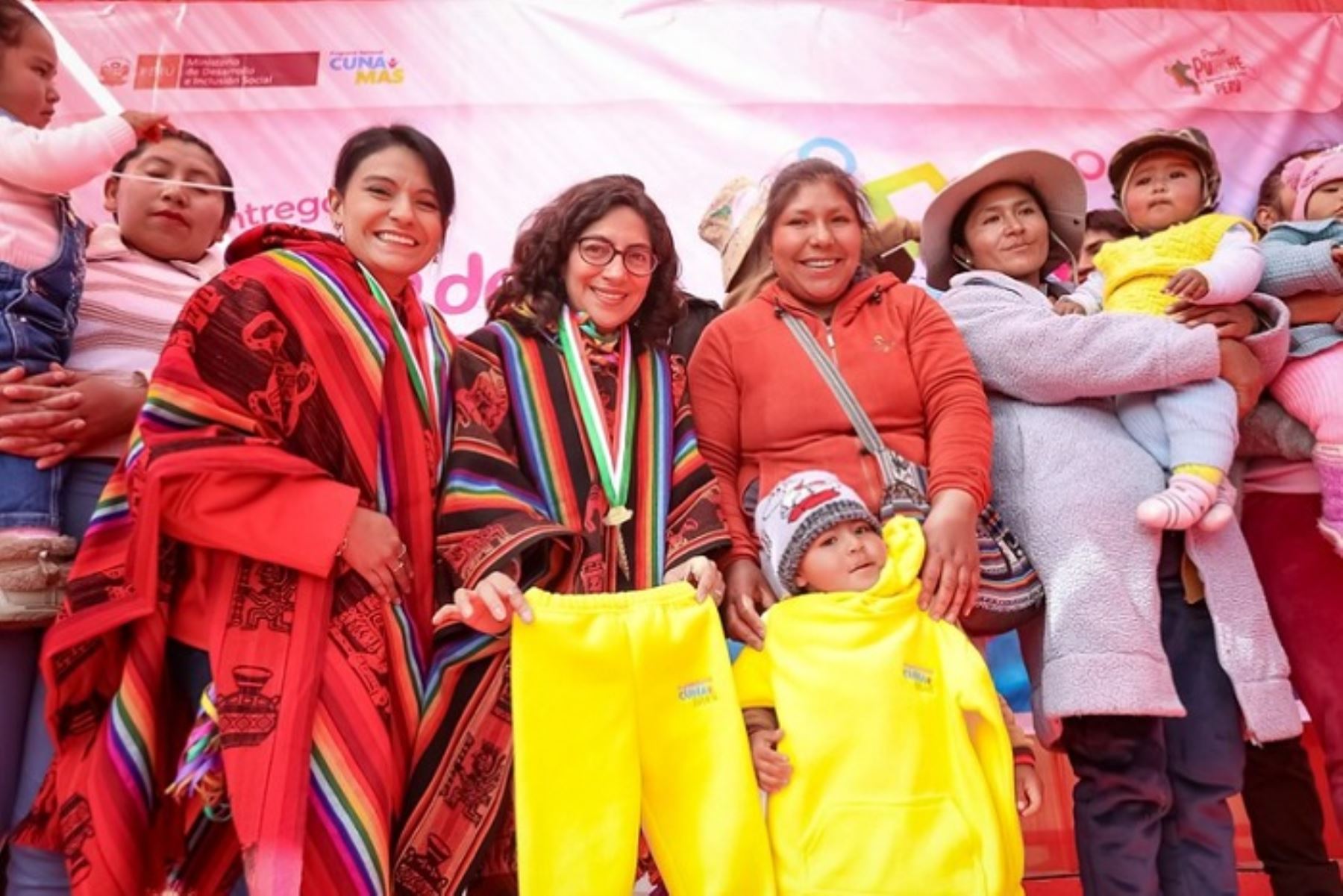 Más de 2 700 usuarios de Cuna Más reciben prendas de abrigo