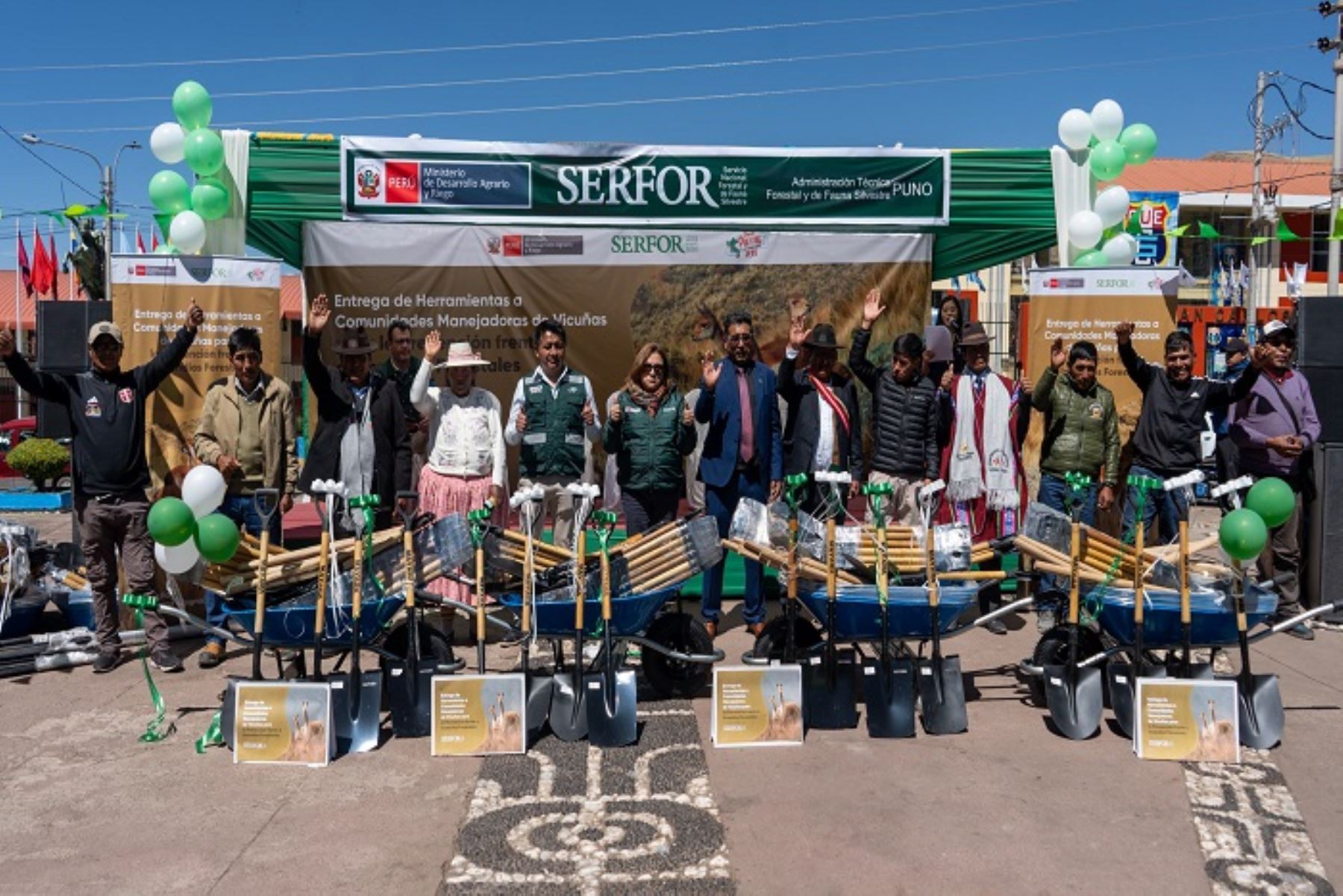 Comunidades reciben 450 herramientas para prevenir incendios forestales