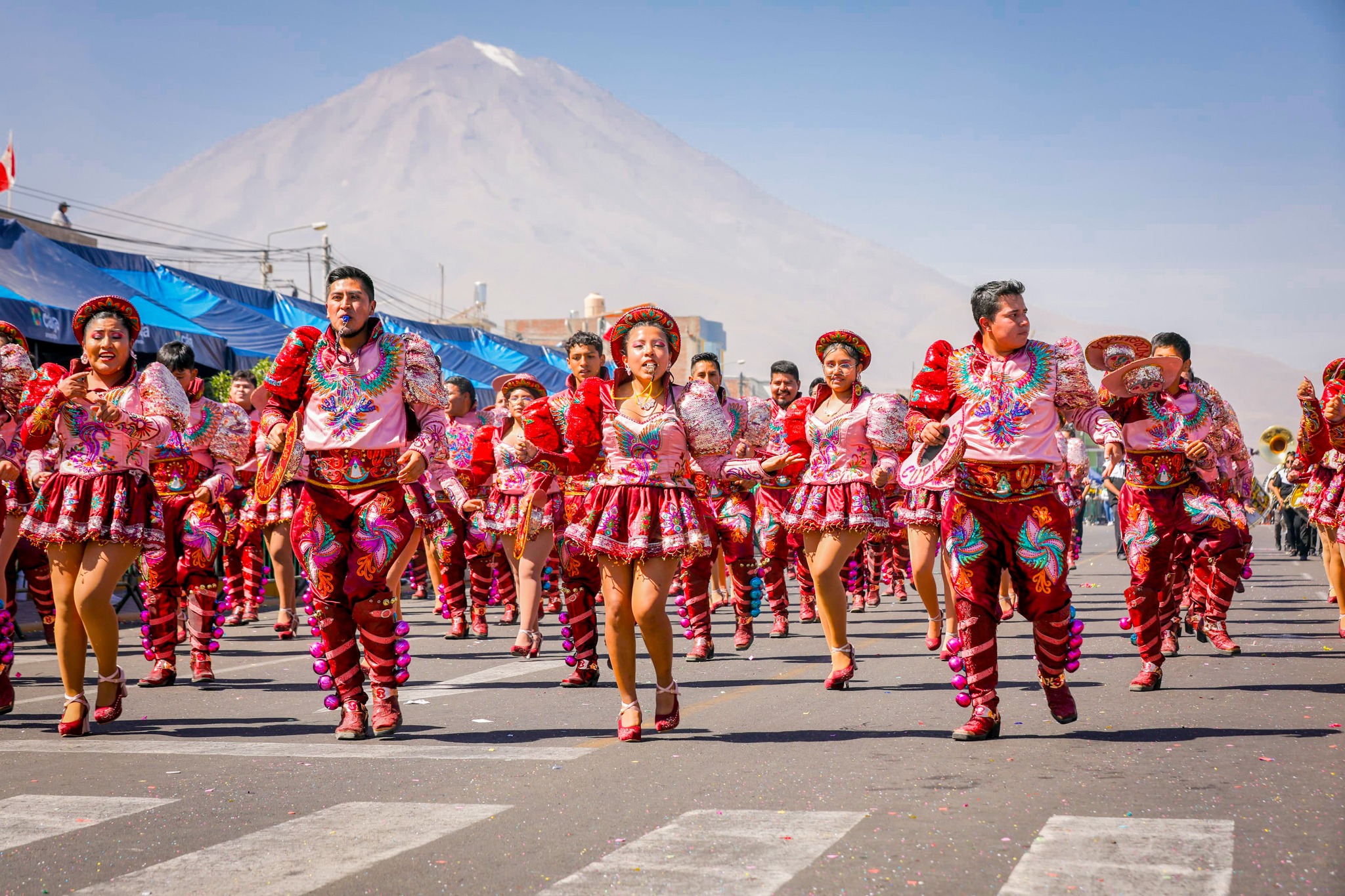Listos trajes de luces, música y danza para el Concurso de Saya y Caporal