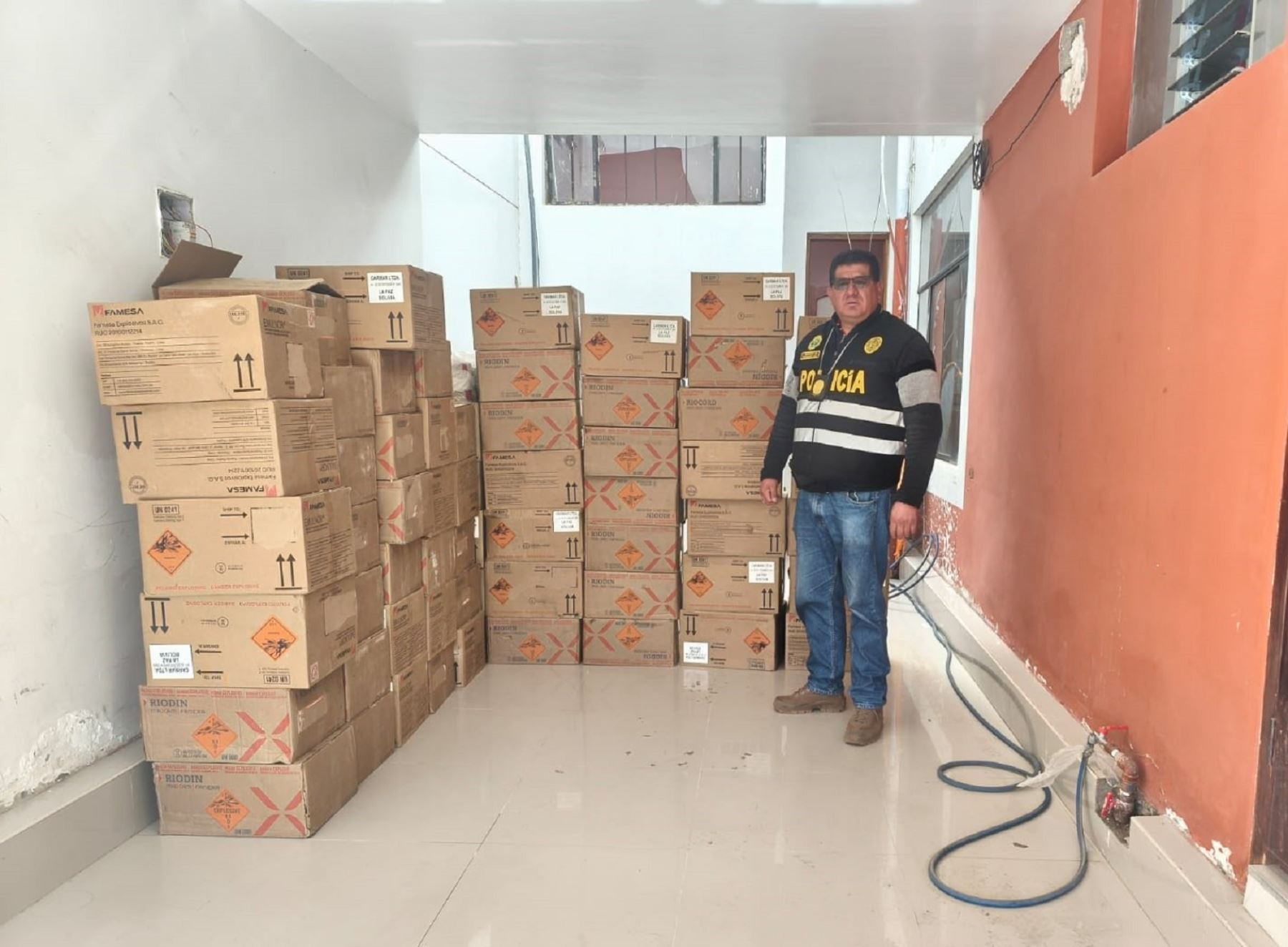 Policía incauta 64 cajas de explosivos en Moho por más de 400 mil soles