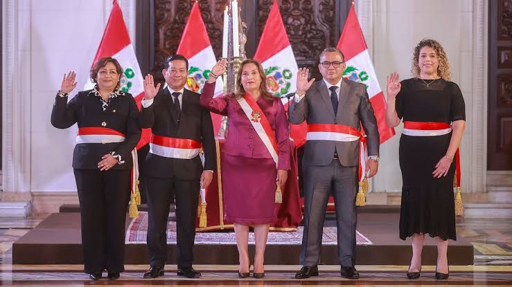 Boluarte hace sorprendentes cambios en gabinete ministerial