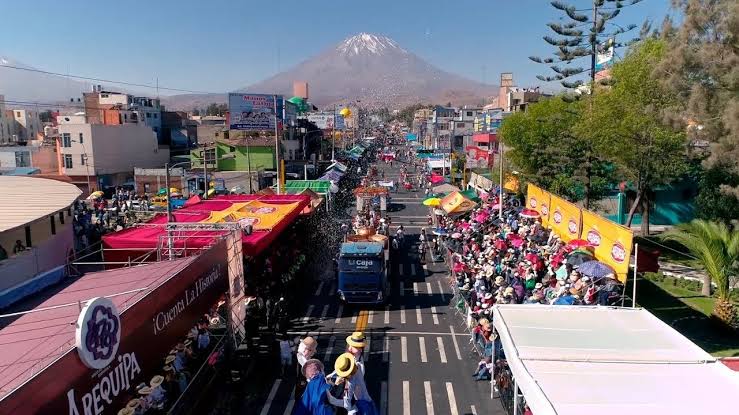NI UN PAPEL NI BOTELLA en el suelo del corso de Arequipa