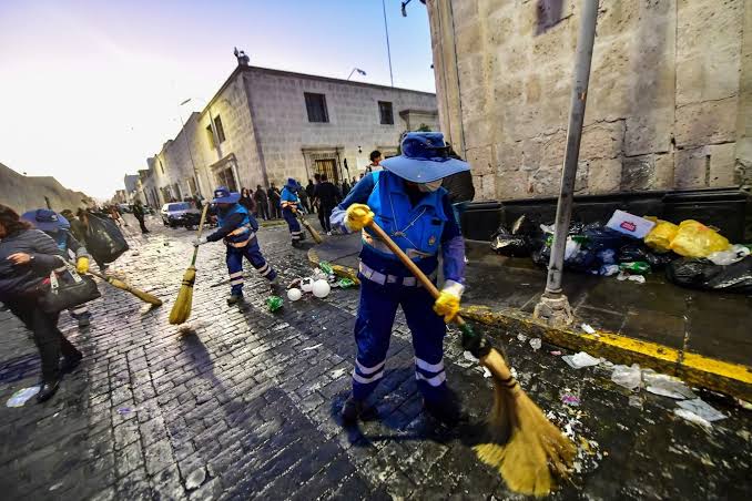 TU BASURA AL TACHO, AL BOLSILLO, A LA CARTERA, PERO NO EN EL SUELO. Personal de Limpieza nos pide ser limpios con Arequipa