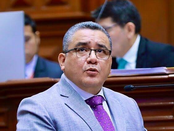 Ministro Santiváñez tiene 12 investigaciones fiscales