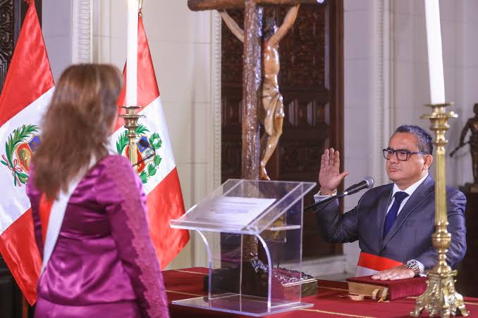 Congreso estalla contra presidenta por regreso de Juan José Santiváñez