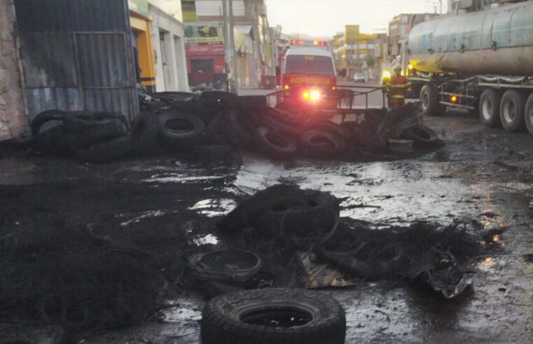 Extorsionadores inician incendio en tienda de llantas en Miraflores