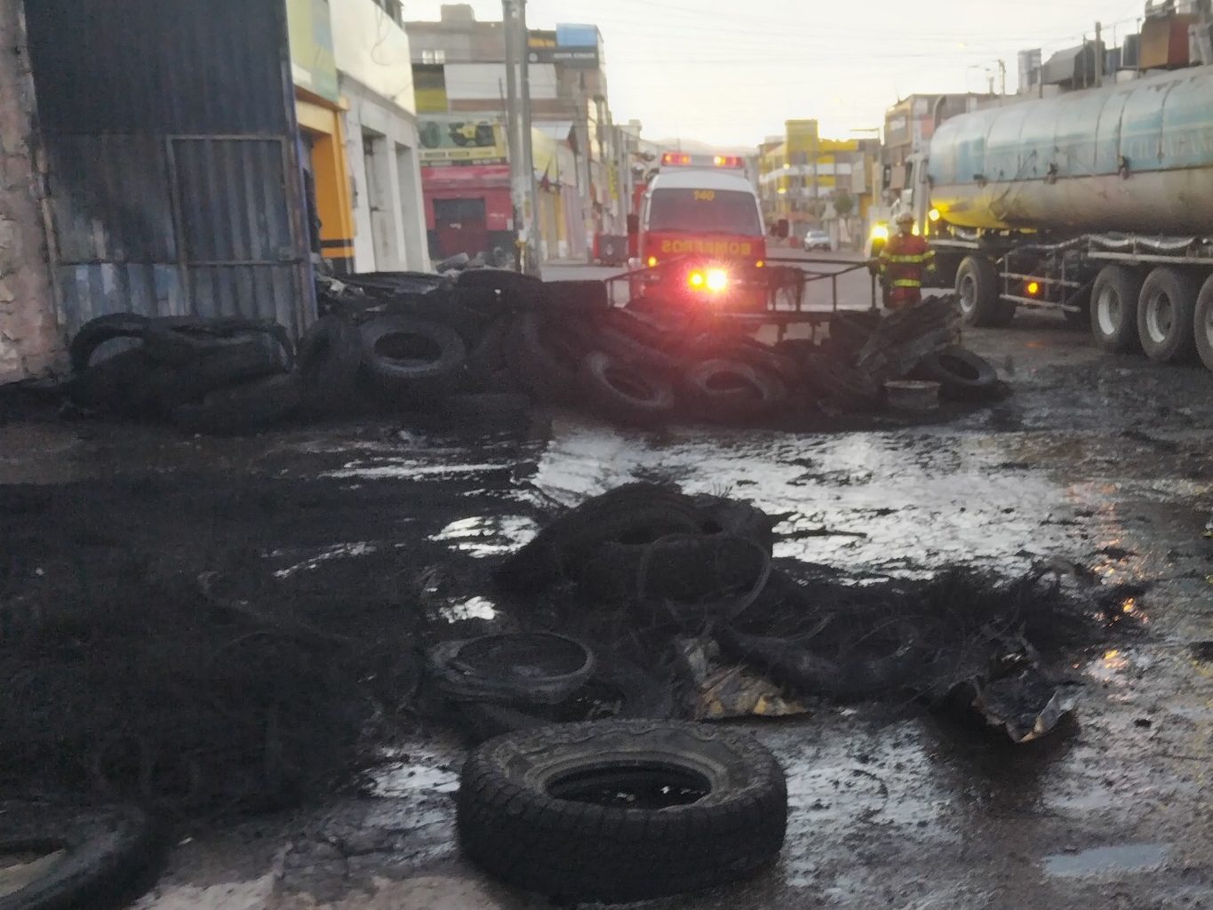 Extorsionadores inician incendio en tienda de llantas en Miraflores