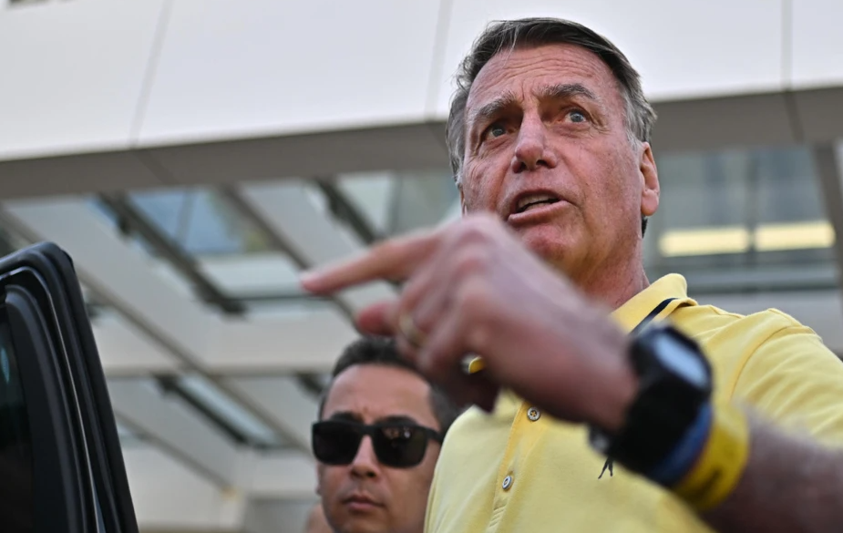 Jair Bolsonaro niega tener intención de huir de Brasil