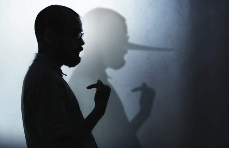 PROFESOR – APÓSTOL: LA MENTIRA QUE NOS CONDENA