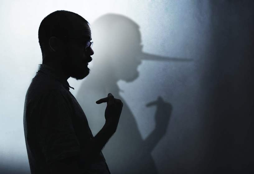 PROFESOR – APÓSTOL: LA MENTIRA QUE NOS CONDENA