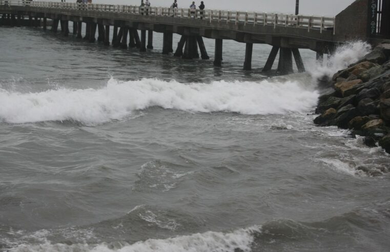 Oleajes anómalos ponen en alerta a la costa arequipeña