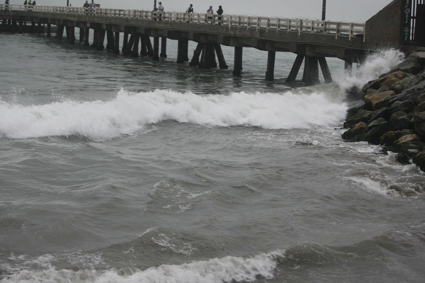 Oleajes anómalos ponen en alerta a la costa arequipeña
