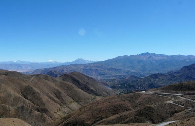 Personal de Red de Salud se salva de morir tras vuelco de camioneta