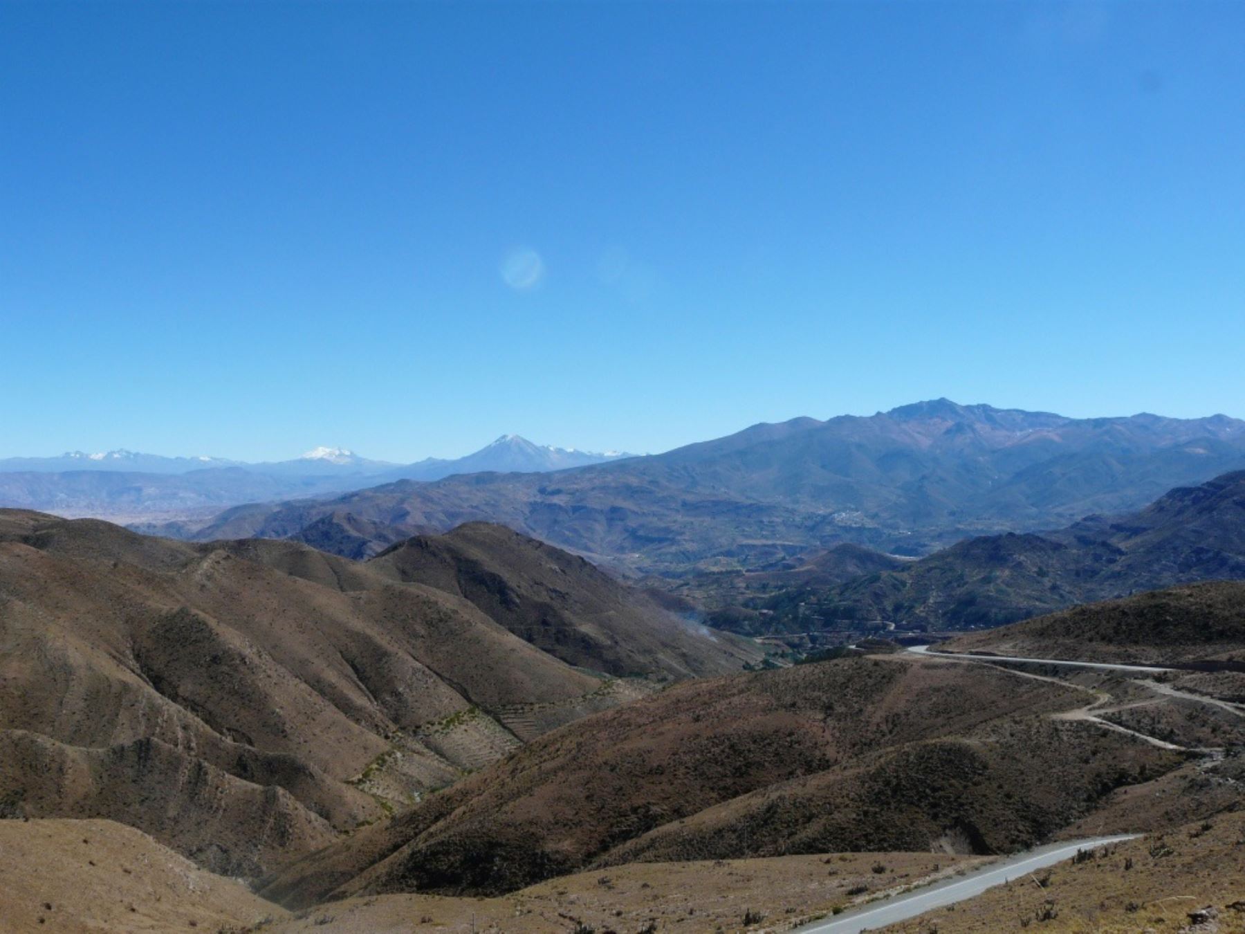 Personal de Red de Salud se salva de morir tras vuelco de camioneta