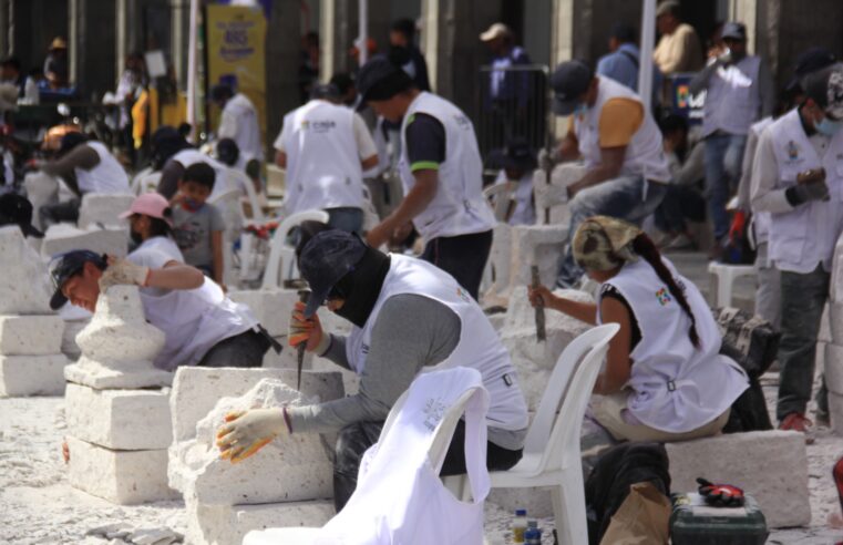 Artesanos de sillar atraen a turistas en Plaza de Armas