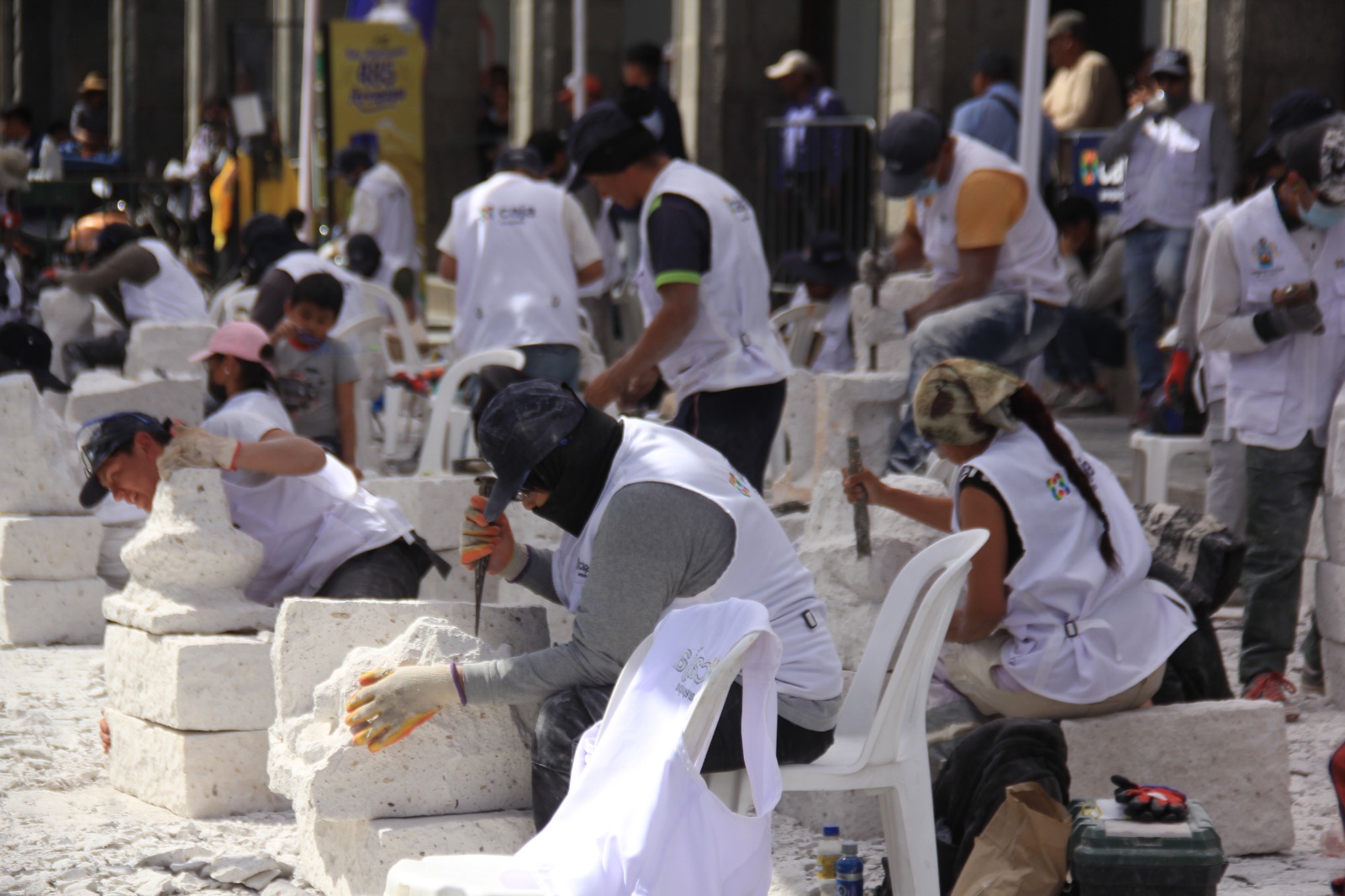 Artesanos de sillar atraen a turistas en Plaza de Armas