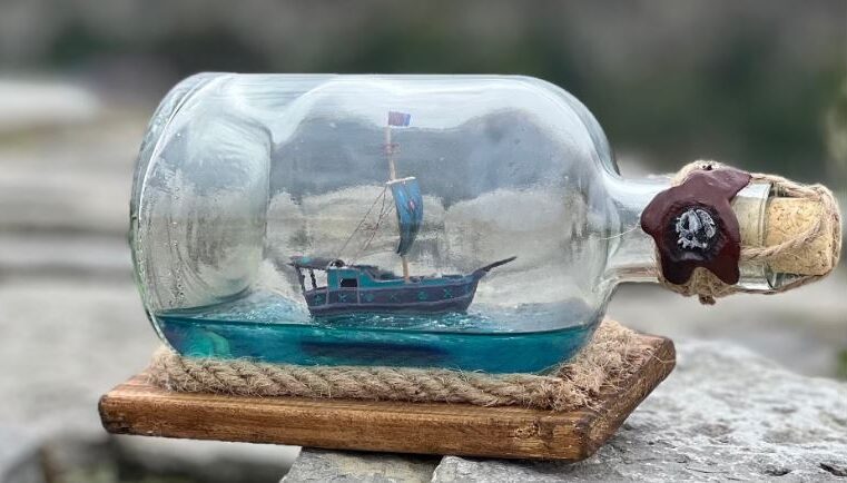 “Un barco en una botella”