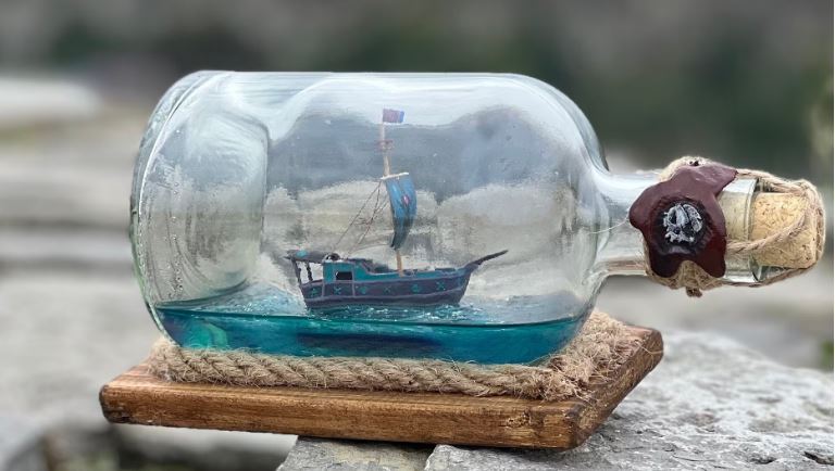 “Un barco en una botella”