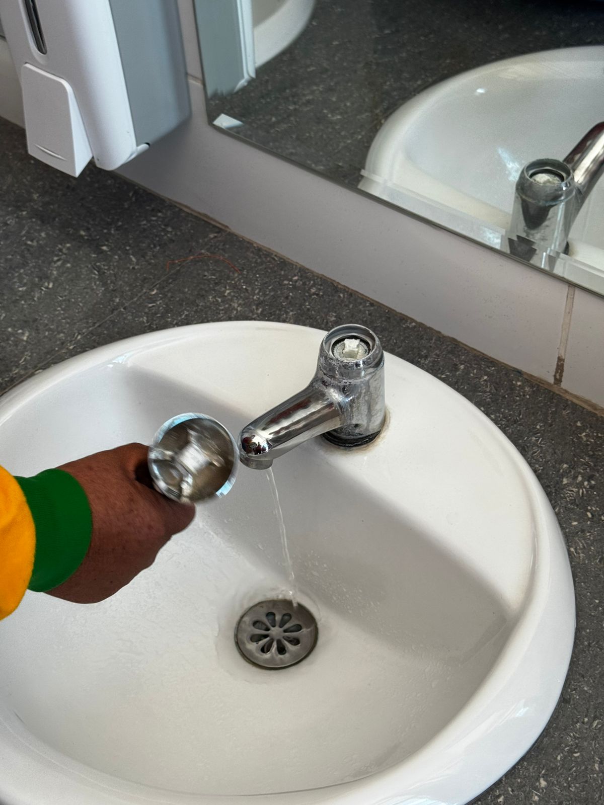 Colegios de la Ugel Sur derrochan agua y gastan excesiva energía eléctrica