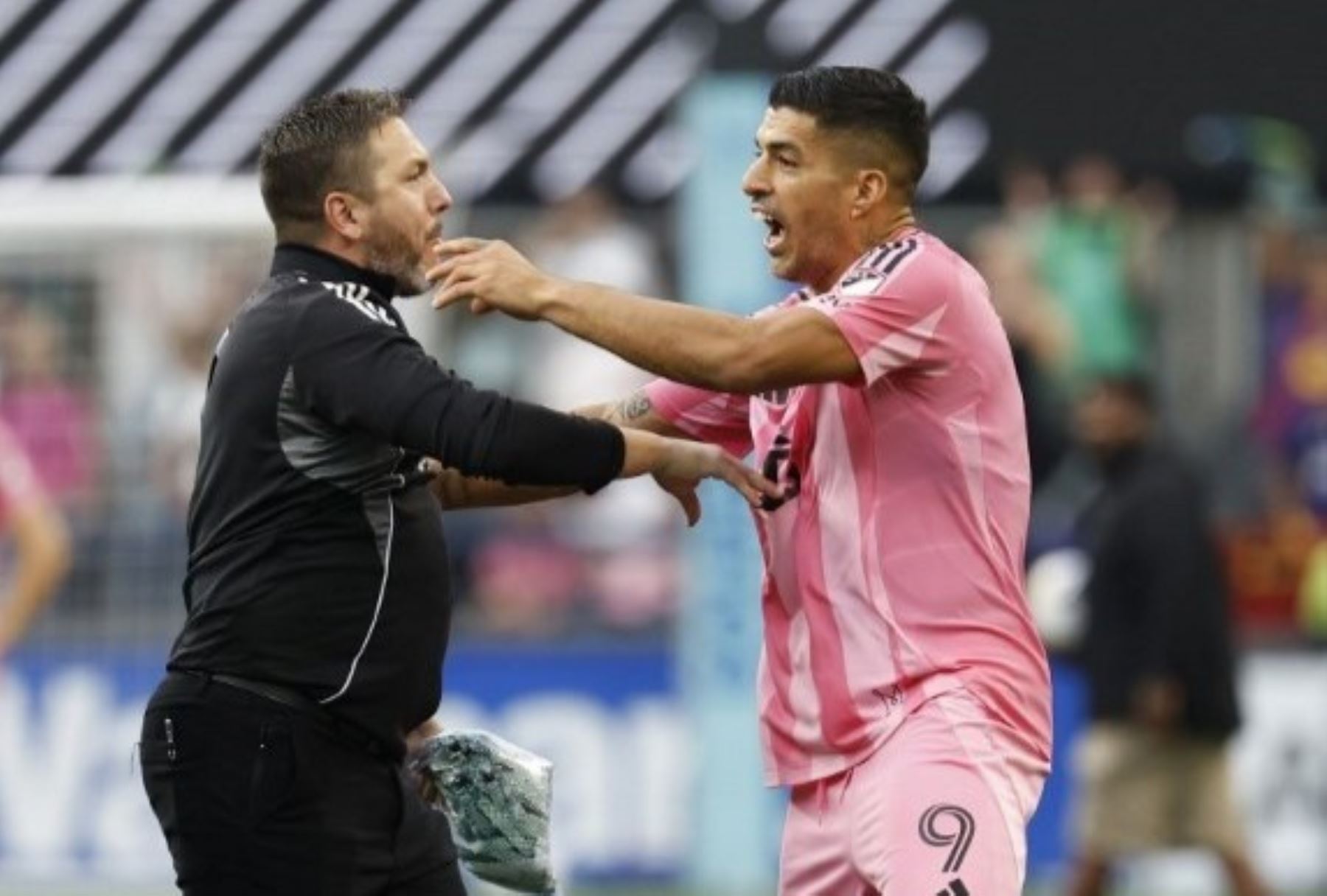 Suárez genera escándalo por escupir a un rival tras perder en la MLS