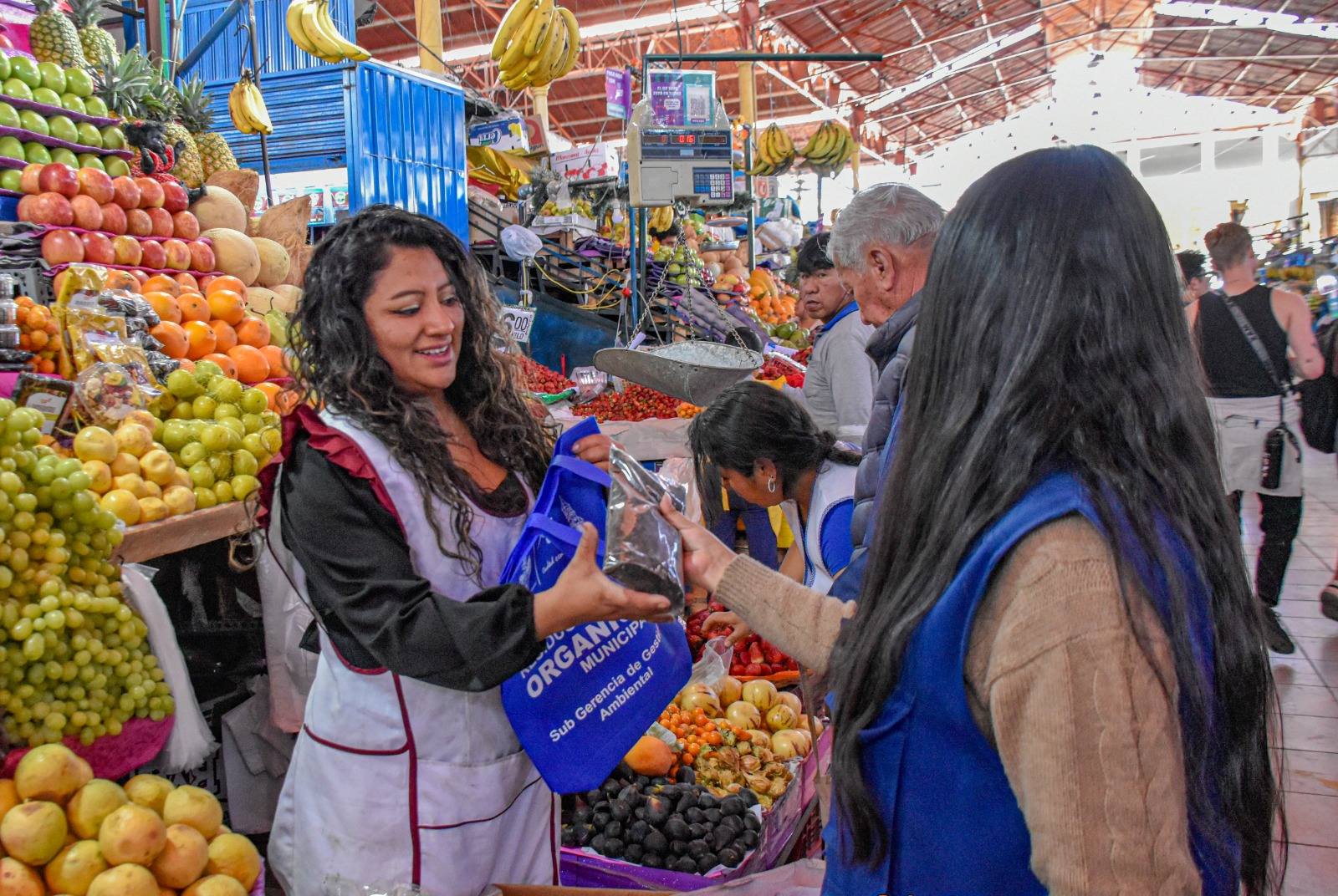 Otorgan incentivos a secciones de jugos, frutas y flores del mercado San Camilo