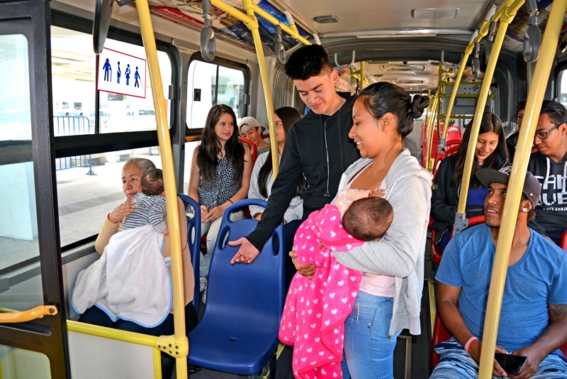 El asiento reservado en combis no es solo para adultos mayores
